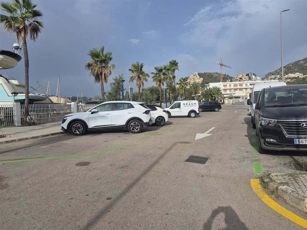 Aparcamiento provisional para residentes habilitados en el puerto de Andratx.