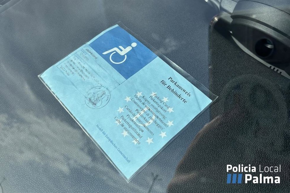 Tarjeta de aparcamiento para persons con movilidad reducida intervenida.