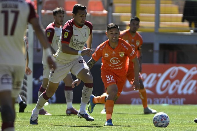 Futbol, Cobreloa vs La Serena,  Fecha 6, Copa Chile 2026. El jugador de Cobreloa Facundo Velazco controla el balon durante el partido de Copa Chile contra La Serena disputado en el estadio Zorro del Desierto, Calama 12/07/2026 Pedro
