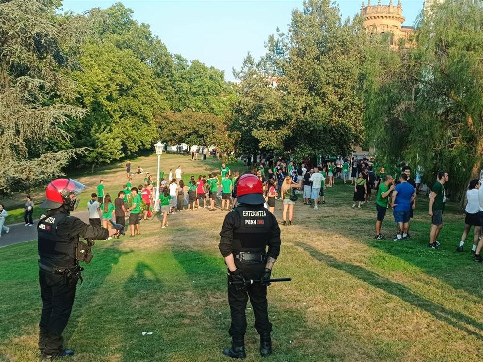 Imagen de la policía en los altercados del parque de Doña Casilda en Bilbao