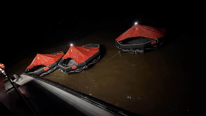 Rescate tras el vuelco de un ferry en Guyana
