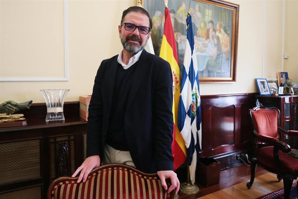 Archivo - El exalcalde de Ferrol Ángel Mato Escalona posa en su despacho durante una entrevista con Europa Press, a 27 de abril de 2022