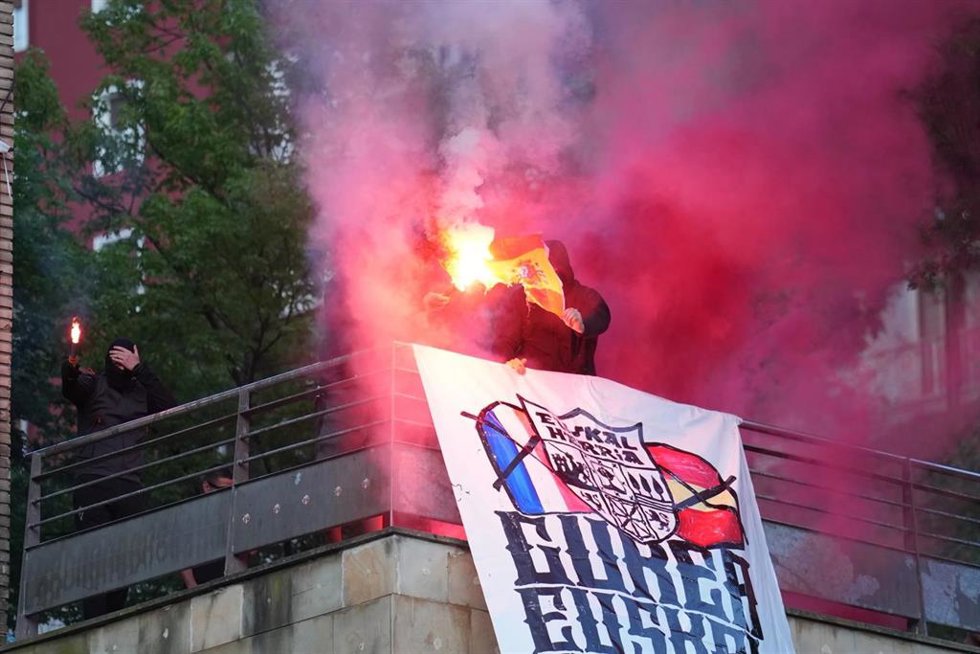 Encapuchados queman una bandera española en Eibar