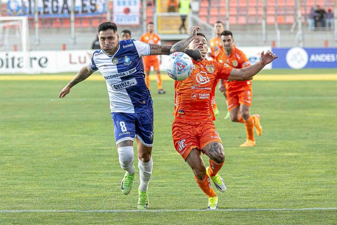 Futbol, Cobreloa vs Antofagasta, liga de ascenso 2026. El jugador de Cobreloa Facundo Velazco controla el balon durante el partido de Liga de Ascenso Caixun contra Antofagasta disputado en el estadio Zorro del Desierto, Calama 03/05/2026 John