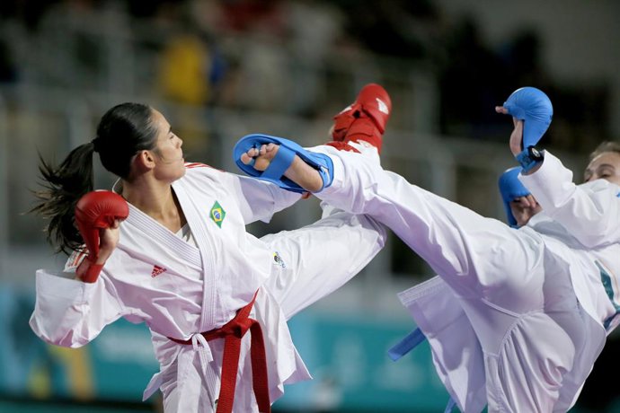 SANTIAGO, CHILE - NOV 05: Barbara Rodrigues de Brasil en action contra Skylar Lingl de Estados Unidos en karate femenino -68kg semifinal en el Centro de deportes de contacto durante los Juegos Panamericanos Santiago 2023 el 05 de Noviembre en Santiago,