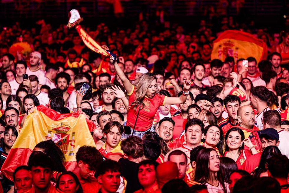 Aficionados de la selección española durante la celebración del partido entre España y Argentina, en el Movistar Arena, a 19 de julio de 2026, en Madrid (España). 