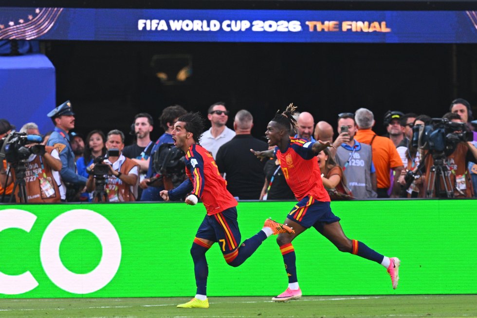 Ferran Torres celebra junto a Nico Williams el gol de la victoria de España en la final del Mundial 2026