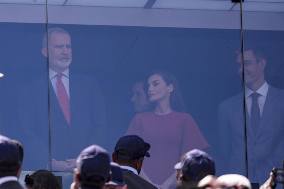 Felipe VI, Doña Letizia y Pedro Sánchez en el palco del MetLife Stadium 