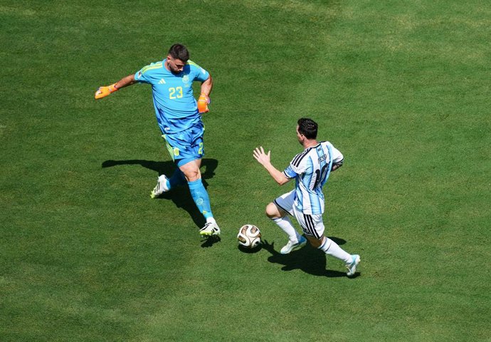 19 July 2026, US, East Rutherford: Spain goalkeeper Unai Simon and Argentina's Lionel Messi battle for the ball during the 2026 FIFA World Cup Final soccer match between Spain and Argentina at New York-New Jersey Stadium (MetLife Stadium). Photo: Martin R