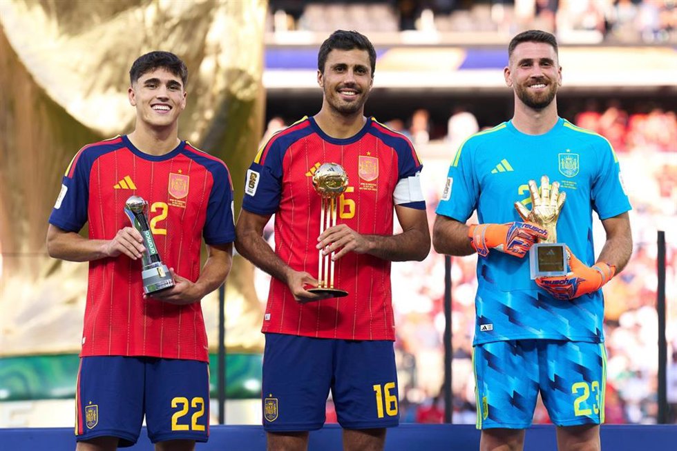 El centrocampista de la selección española Rodri Hernández, el portero Unai Simón y el central Pau Cubarsí.