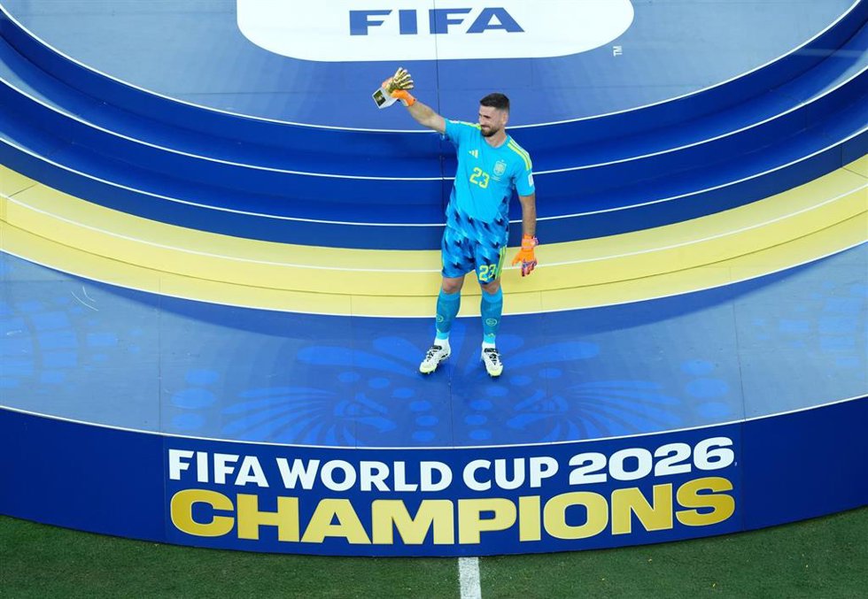 Unai Simón con el Guante de Oro a mejor portero del Mundial 2026