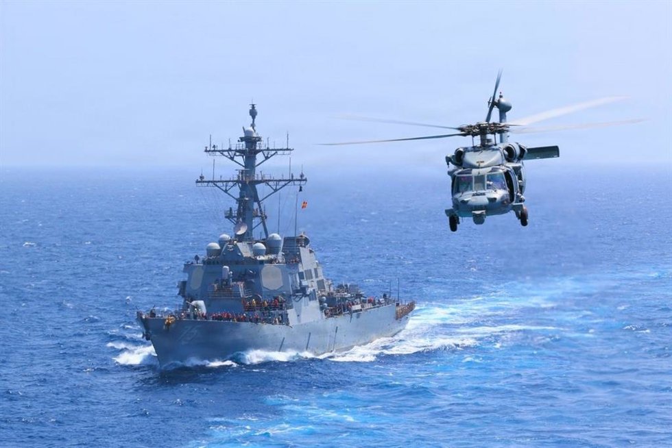 Archivo - El buque de la Armada estadounidense USS Donald Cook (DDG 75) navega por el mar Arábigo mientras un helicóptero MH-60S Sea Hawk sobrevuela la zona