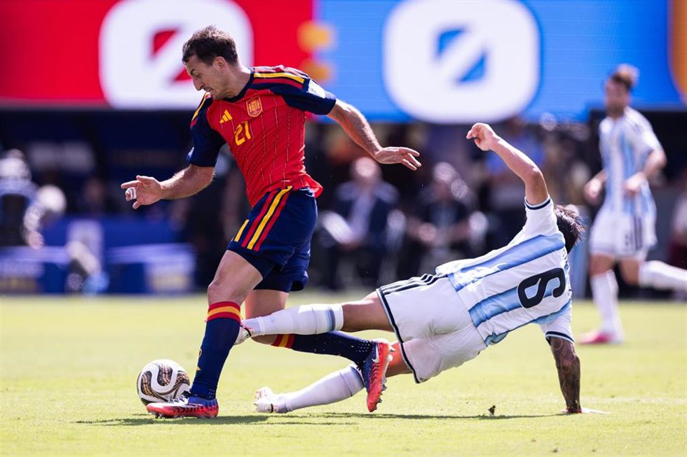 Mikel Oyarzabal se escapa de Lisandro Martínez durante la final del Mundial 2026