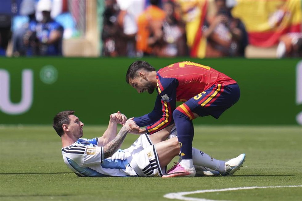 Alex Baena se saluda con Leo Messi tras la final entre España y Argentina en el Mundial 2026