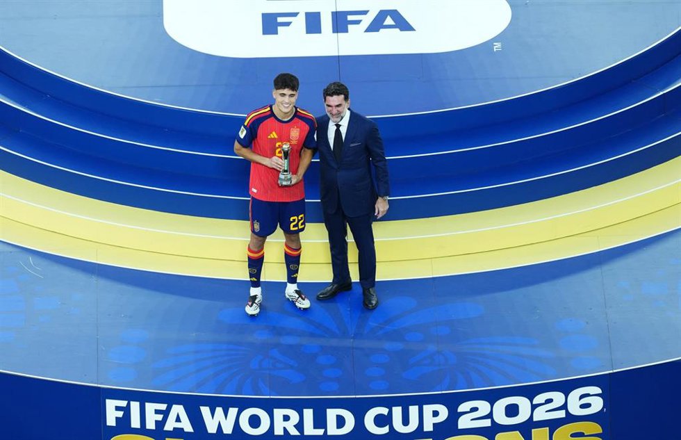 19 July 2026, US, East Rutherford: Spain's Pau Cubarsi receives the award for Young Player of the Tournament after the 2026 FIFA World Cup final between Spain and Argentina at New York-New Jersey Stadium (MetLife Stadium). Photo: Martin Rickett/PA Wire/dp