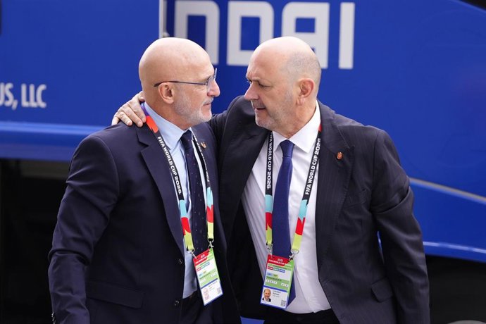 El seleccionador nacional de fútbol, Luis de la Fuente, junto al presidente de la Real Federación Española de Fútbol (RFEF), Rafael Louzán, durante el Mundial de 2026.
