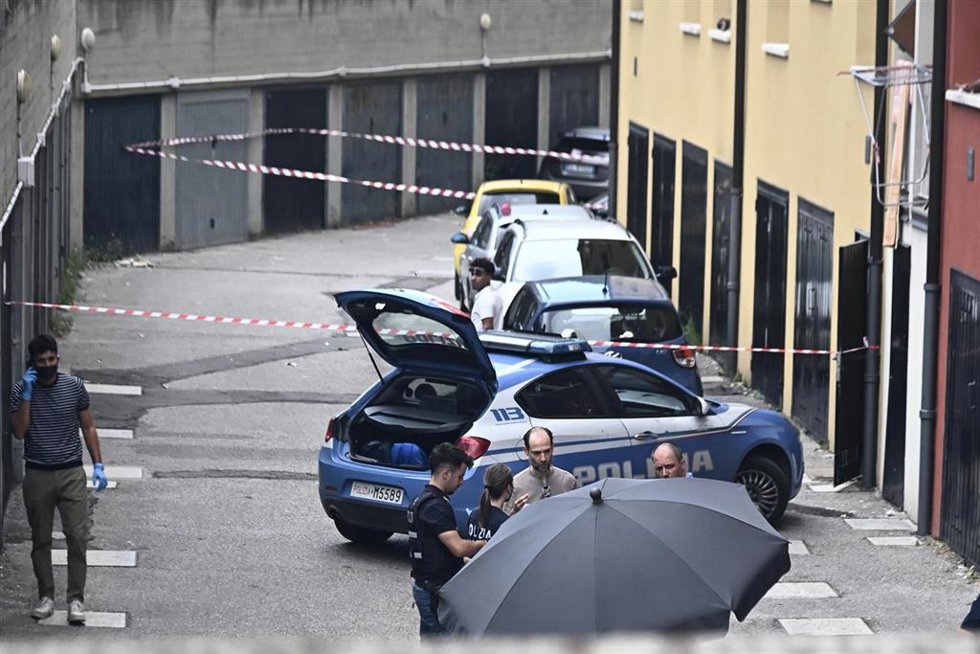 Vehículos, agentes y personal de Policía y Emergencias desplegado en el lugar de la muerte de un hombre inmovilizado por agentes en Bolonia, Italia
