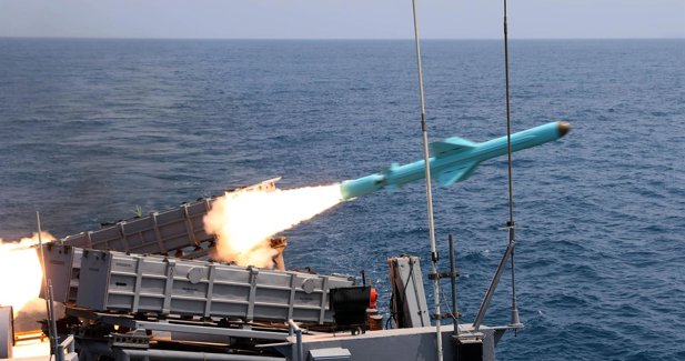 Irán advierte de dos buques "explotados" tras intentar salir del estrecho de Ormuz "coaccionados" por EEUU