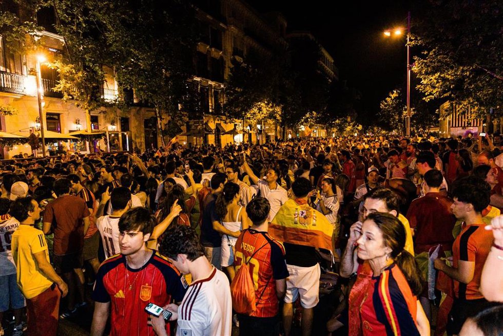 Aficionados españoles celebran la victoria de la selección española/argentina en la final del Mundial de fútbol 2026, a 19 de julio de 2026, en Madrid (España). España consigue su segunda Copa del Mundo de fútbol de la historia, tras su primera victoria e