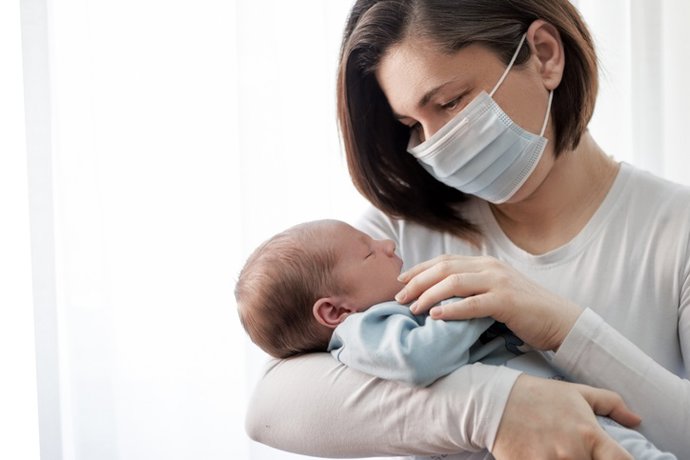 Archivo - Madre y bebé, coronavirus, infección. Mascarilla.