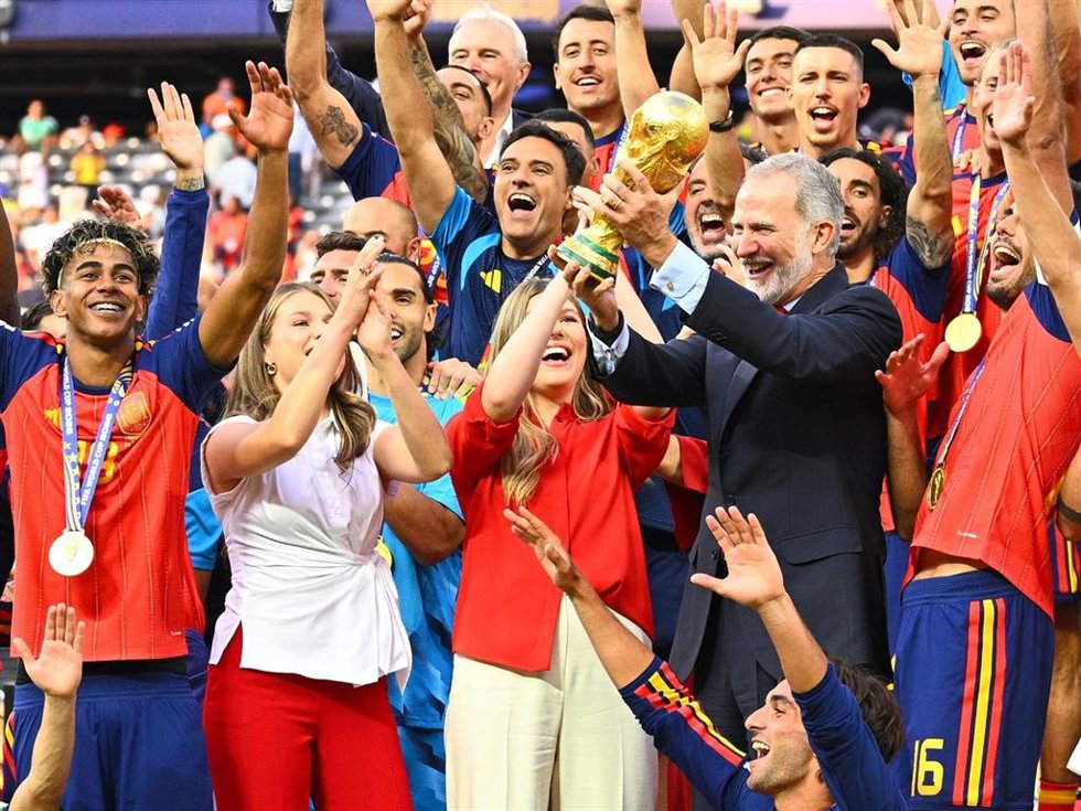 El Rey Felipe VI levantando la Copa del Mundo eufórico junto a la Princesa Leonor, la Infanta Sofía y los jugadores de la Selección Española
