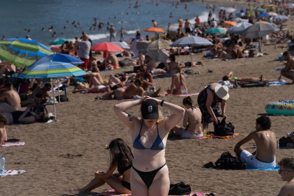 Archivo - Varias personas en la playa, a 17 de julio de 2024, en Barcelona, Catalunya (España). Según la Agencia Estatal de Meteorología (Aemet) Barcelona experimentará temperaturas elevadas que, junto con altos niveles de humedad, incrementarán la sensac