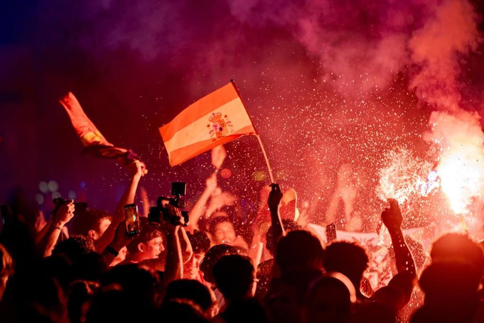 Aficionados españoles celebran la victoria de la selección española/argentina en la final del Mundial de fútbol 2026, a 19 de julio de 2026, en Madrid 