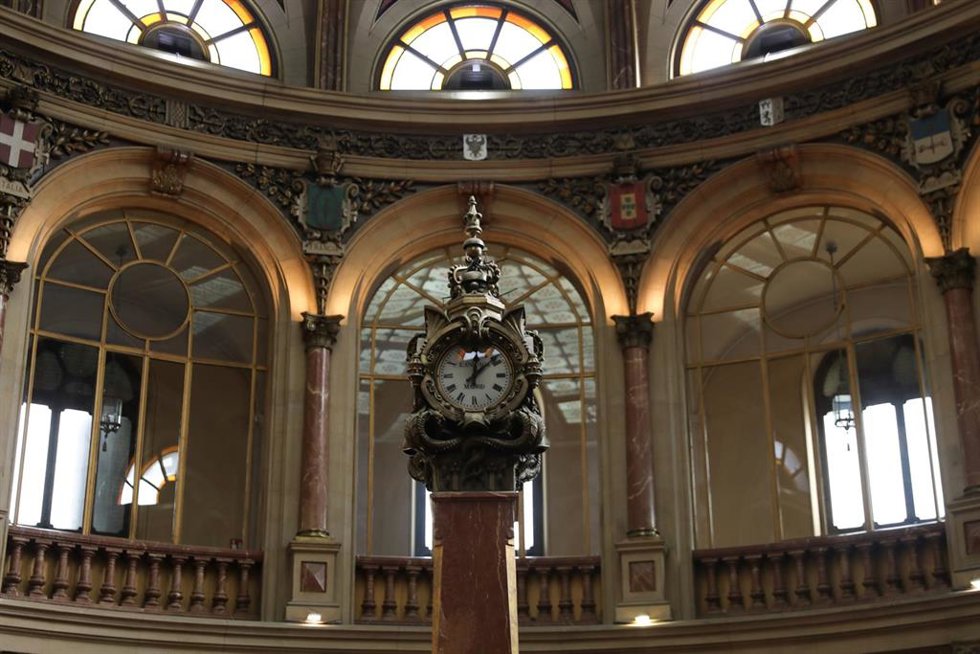Archivo - Vista de un reloj en el Palacio de la Bolsa, a 3 de octubre de 2022,  en Madrid (España). 