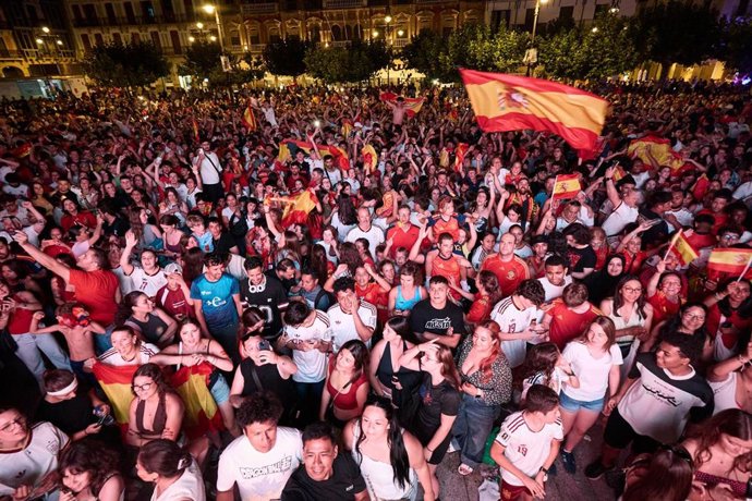 Aficionados de la selección española celebran la victoria de España durante  la final del Mundial de fútbol 2026, en la plaza del Castillo, a 19 de julio de 2026, en Pamplona, Navarra (España).   
