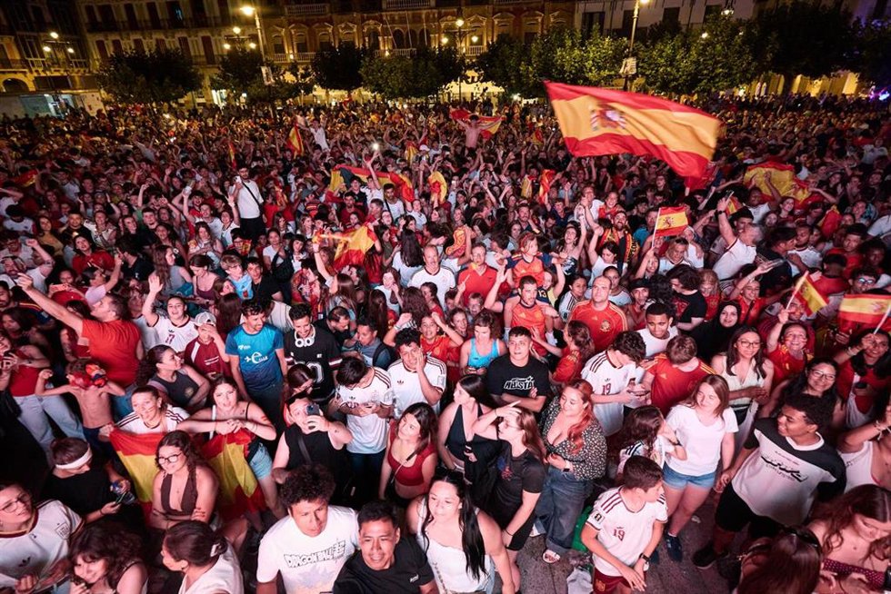 Aficionados de la selección española celebran la victoria de España durante  la final del Mundial de fútbol 2026, en la plaza del Castillo, a 19 de julio de 2026, en Pamplona, Navarra (España).   