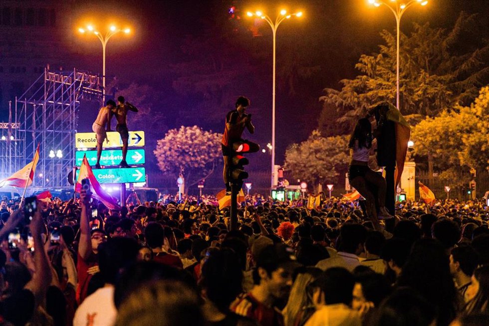 Aficionados españoles celebran la victoria de la selección española/argentina en la final del Mundial de fútbol 2026.