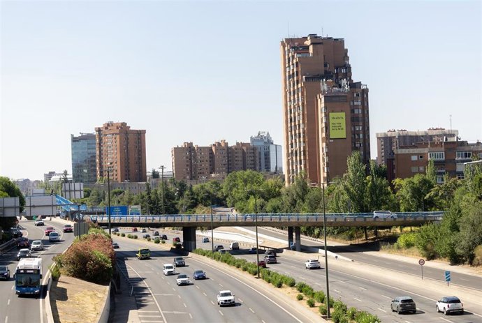 Panorámica del cartel del portal de vivienda ‘Idealista’ que cuelga de la fachada de un edificio frente a la M-30, a 13 de julio de 2026, en Madrid (España). 