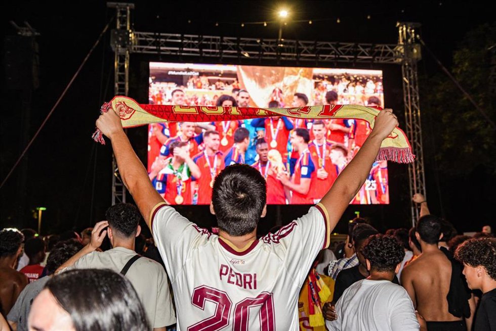 Aficionados españoles celebran la victoria de la selección española/argentina en la final del Mundial de fútbol 2026, a 19 de julio de 2026, en Madrid (España). España consigue su segunda Copa del Mundo de fútbol de la historia, tras su primera victoria e