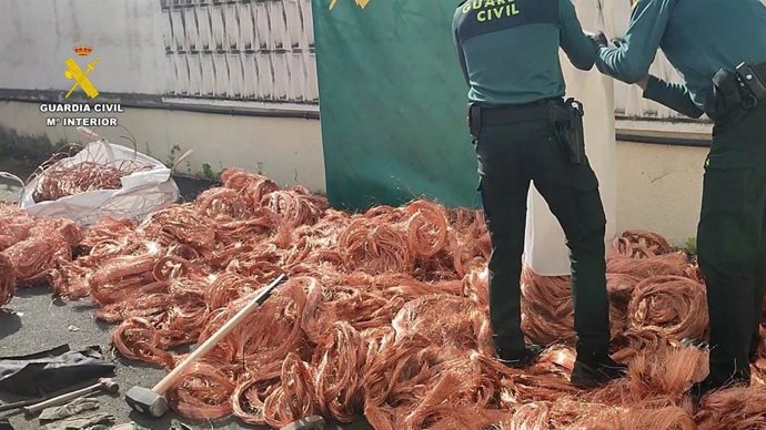 Recuperadas dos toneladas de cobre y 250 kilos de cable solar estañado en una operación de la Guardia Civil con cuatro detenidos