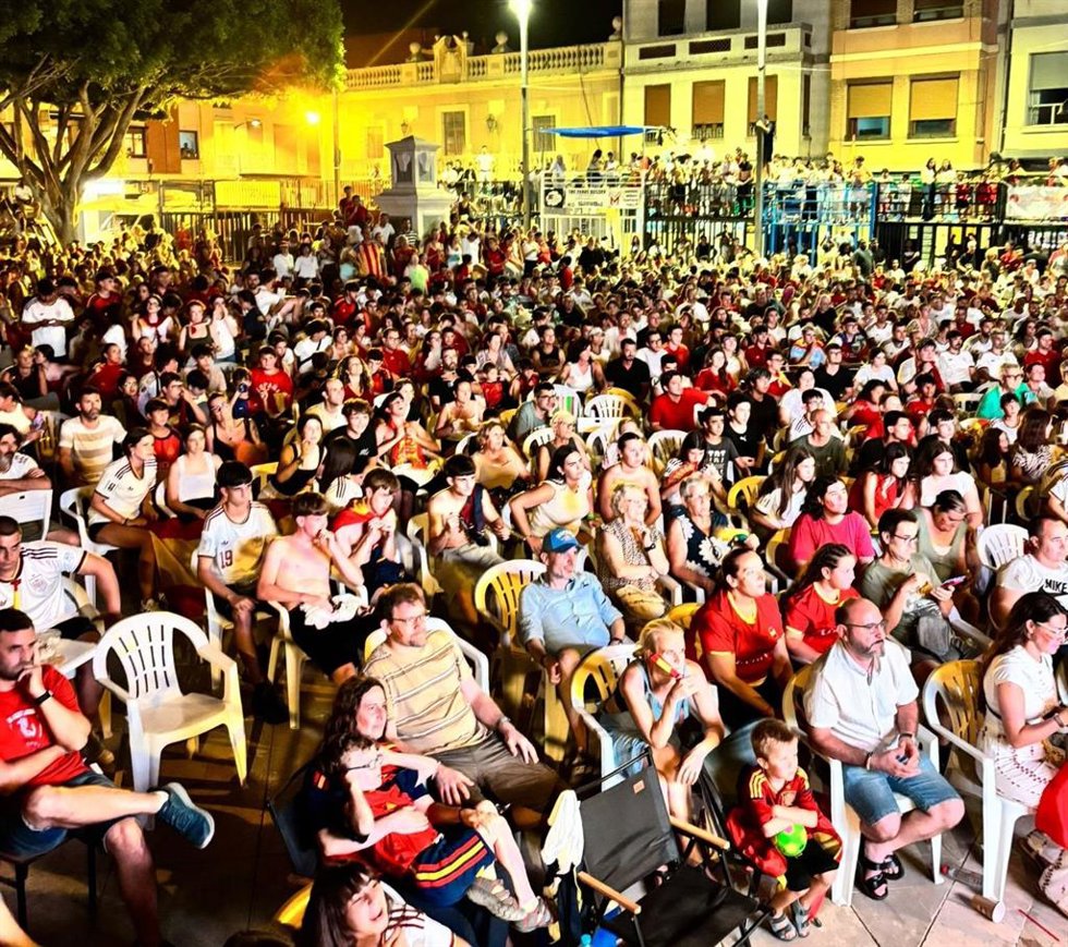 Los vecinos de Foios (Valencia) siguen la final del Mundial de fútbol