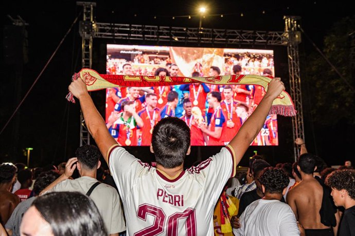 Torcedores espanhóis comemoram a vitória da seleção espanhola/argentina na final da Copa do Mundo de 2026, em 19 de julho de 2026, em Madri (Espanha). A Espanha conquista sua segunda Copa do Mundo da história, após sua primeira vitória e