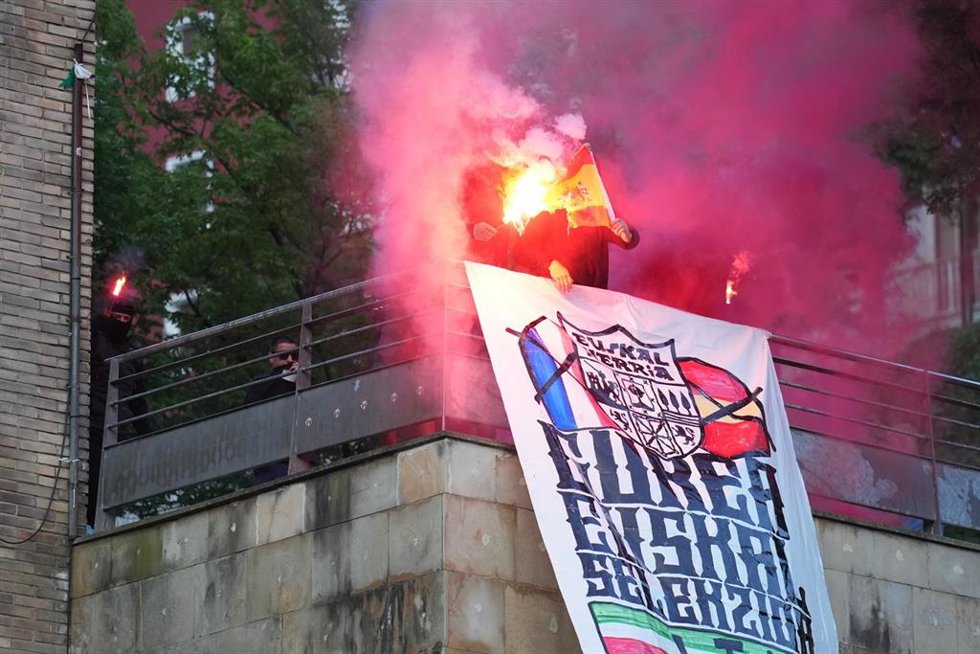 Aficionados de la selección española durante la final del Mundial de fútbol 2026, en la plaza Unzaga, a 19 de julio de 2026, en Eibar, Guipúzcoa, País Vasco (España)
