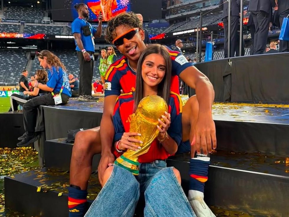 Lamine Yamal celebrando el Mundial con su novia, Inés García