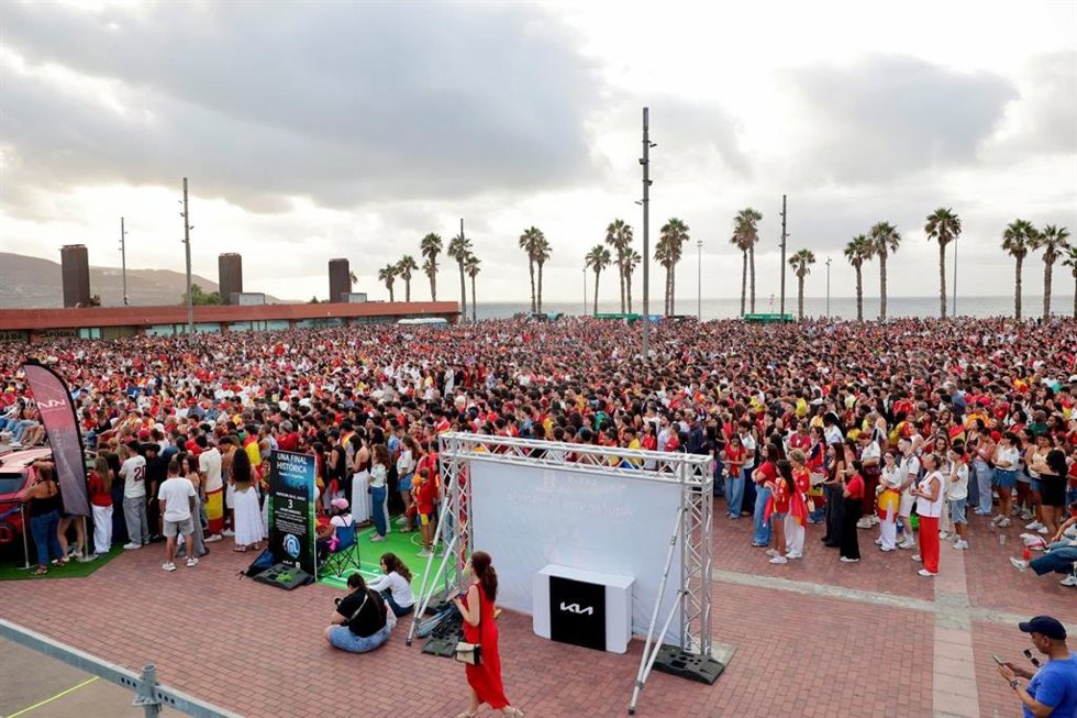 Asistentes a la final de la Copa del Mundo de Fútbol entre España y Argentina en la Plaza de la Música, en Las Palmas de Gran Canaria