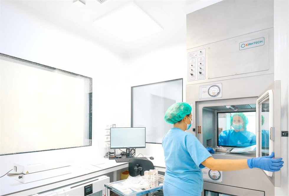 Una de las salas blancas del servicio de Farmacia en el Muñoz Cariñanos