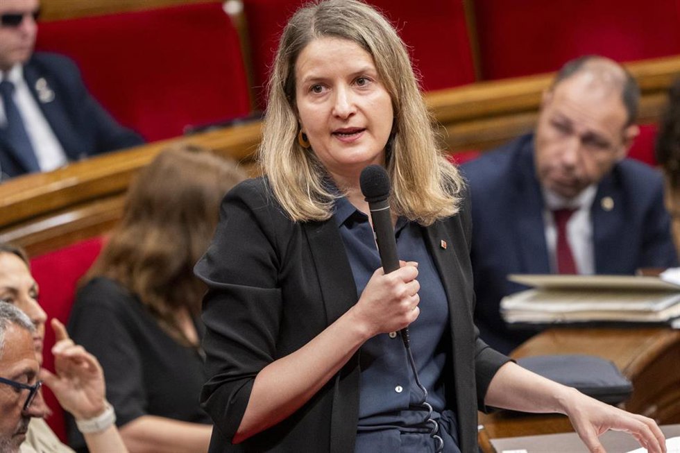 Archivo - La consellera de Derechos Sociales, Mónica Martínez Bravo, durante una sesión de control al Govern, en el Parlament de Catalunya, a 20 de mayo de 2026, en Barcelona