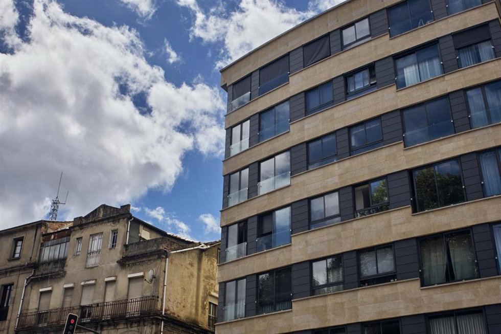 Archivo - Un piso de viviendas, a 9 de mayo de 2023, en Ourense, Galicia (España). Valencia, Murcia y Castellón son las provincias que concentran el mayor porcentaje, un 29,5% de las 21.000 viviendas que la Sareb tiene a disposición de las Comunidades Aut