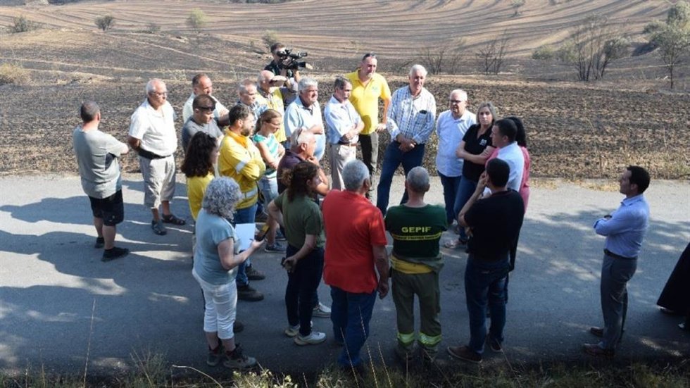 El conseller de Agricultura, Ganadería, Pesca y Alimentación de la Generalitat, Òscar Ordeig, con agricultores afectados