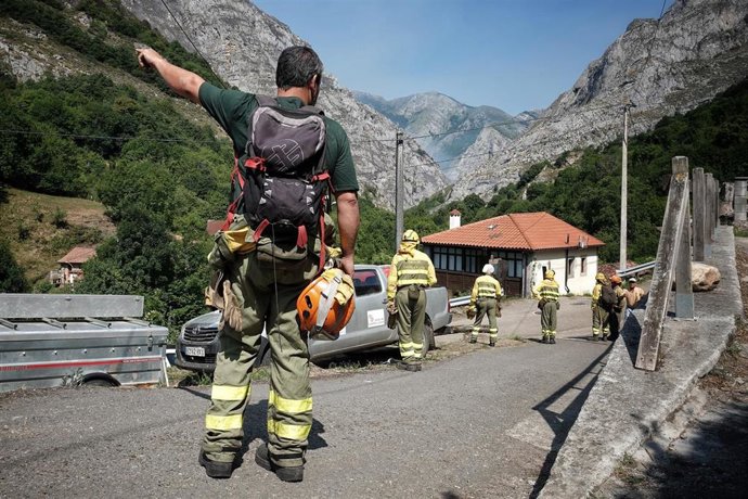 Varios bomberos se preparan para extinguir el incendio forestal, a 6 de julio de 2026, en Ribota de Sajambre (León).