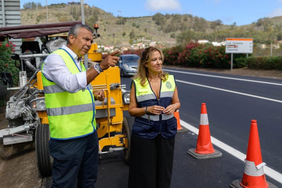 Archivo - La presidenta del Cabildo de Tenerife, Rosa Dávila, y el consejero de Carreteras, Dámaso Arteaga