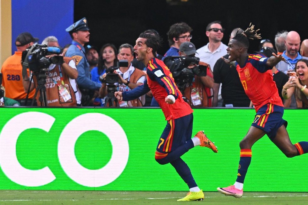 El internacional Ferran Torres celebra el gol que dio a España el triunfo en el Mundial de fútbol de Estados Unidos, México y Canadá.
