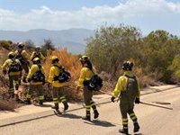El Infoca mantiene 34 efectivos y dos autobombas para extinguir los incendios de Los Gallardos y Laujar (Almería)