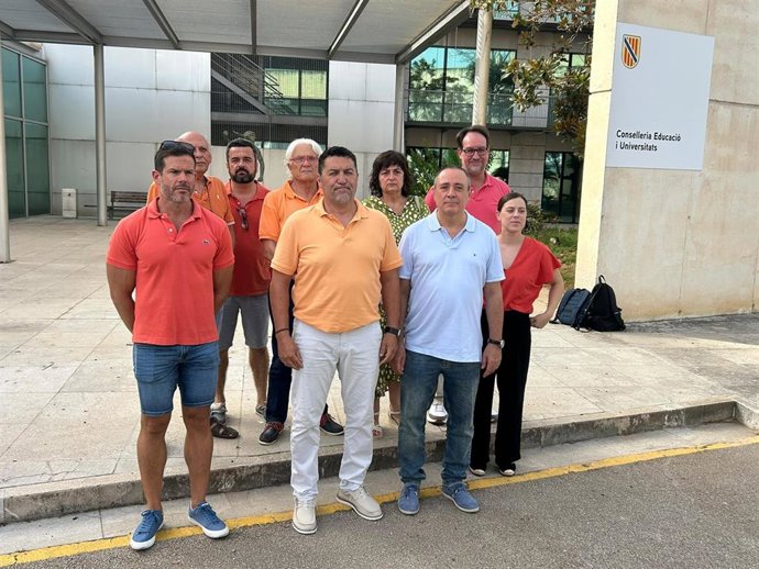 Representantes de las patronales y los sindicatos de las 'escoletes' concertadas, este lunes frente a la Conselleria de Educación.