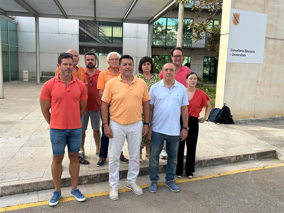 Representantes de las patronales y los sindicatos de las 'escoletes' concertadas, este lunes frente a la Conselleria de Educación.