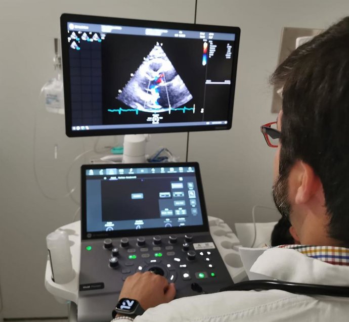 Un sanitario del Servicio de Cardiología del Hospital Universitario de Valme (Sevilla) maneja un ecógrafo cardiovasculas de última generación.